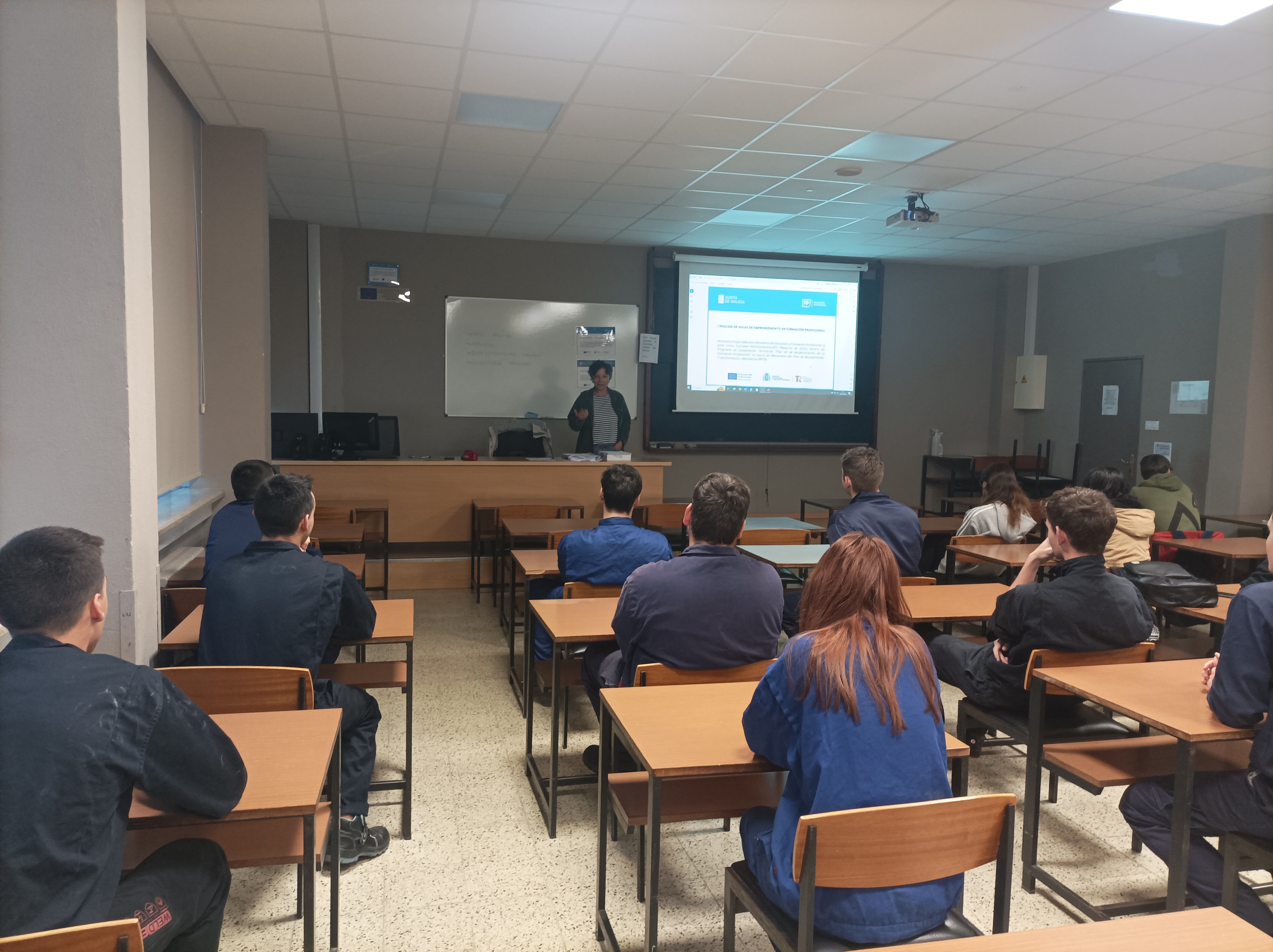 XOVES 26 OUTUBRO: 2 CM OPERACIÓNS DE LABORATORIO, 2 CM SOLDADURA E CALDEIRARÍA